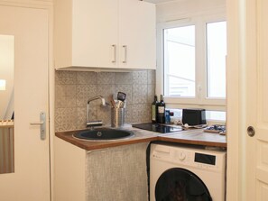 Kjøleskap, mikrobølgeovn og kaffetrakter/tekoker