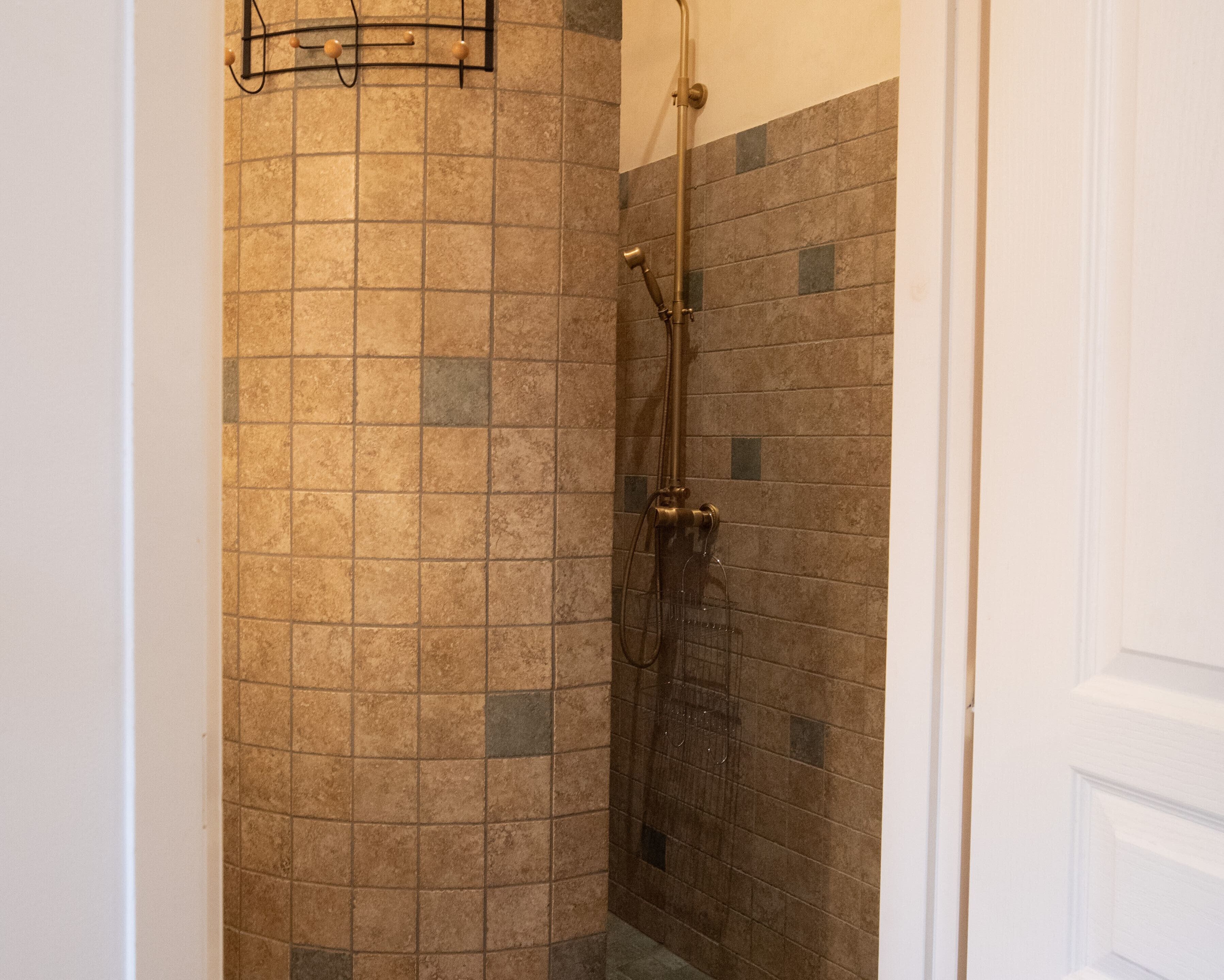 Douche, sèche-cheveux, serviettes fournies