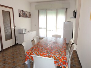 Appartement, 2 chambres, balcon | Salle à manger