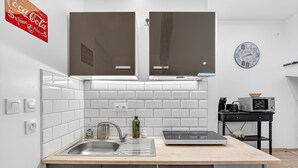 Een moderne keuken met een spoelbak, fornuis en kasten.