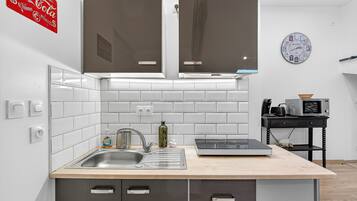 Køleskab, mikrobølgeovn, kogeplade, kaffe-/temaskine