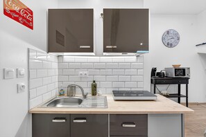 Refrigerador, microondas, parrilla de estufa y cafetera y tetera 