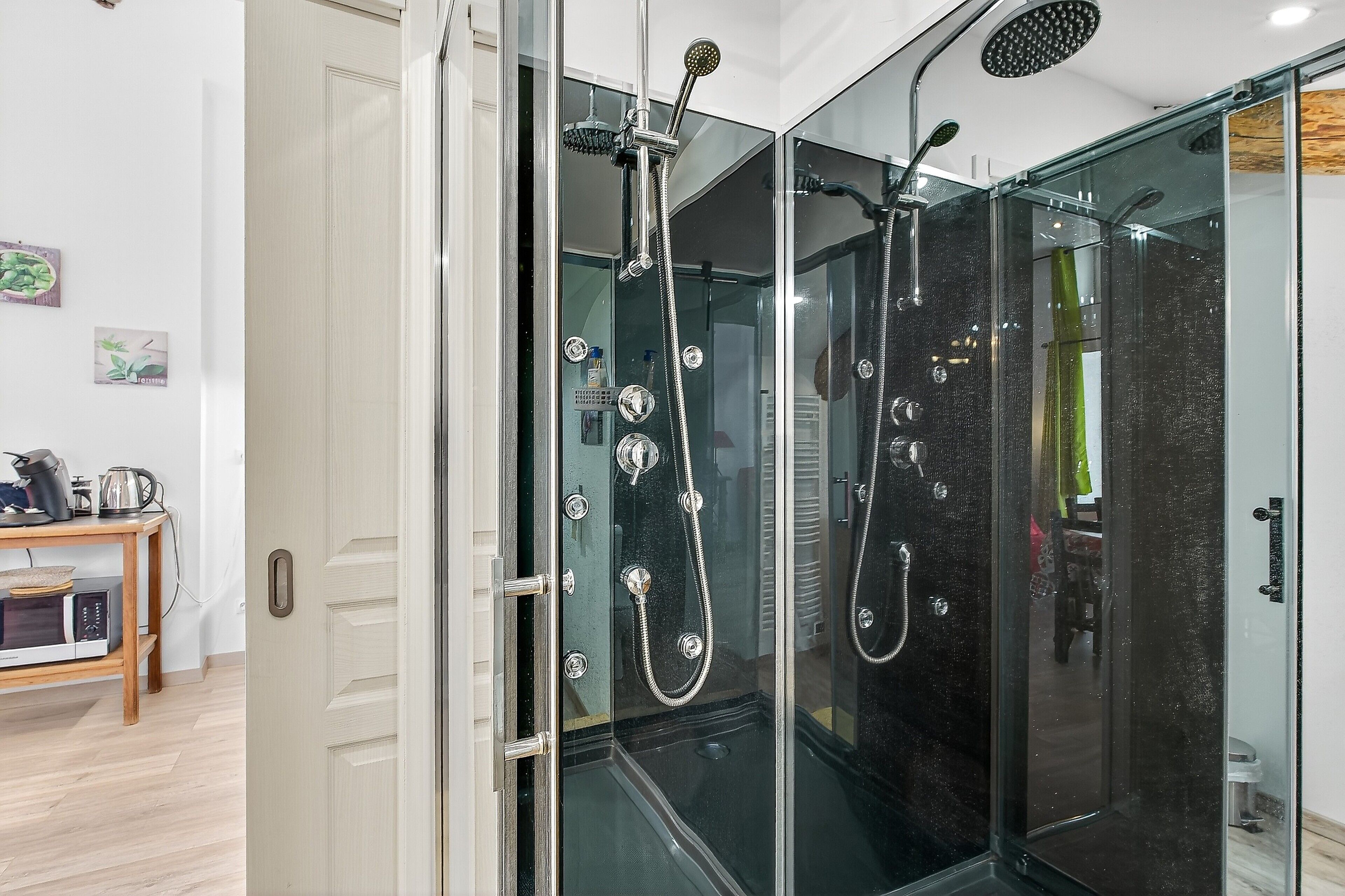 Een douche, een haardroger, handdoeken