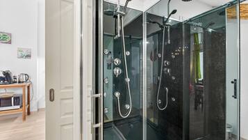 Een douche, een haardroger, handdoeken
