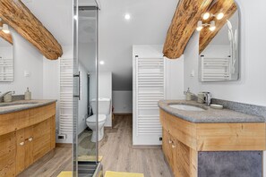 Shower, hair dryer, towels