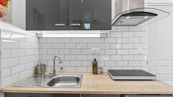 Réfrigérateur, micro-ondes, plaque de cuisson, cafetiÚre/bouilloire