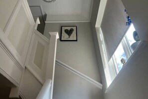 Interior - 🏡 Spacious 4-Bed Home in Reading | Double Parking (Earley)