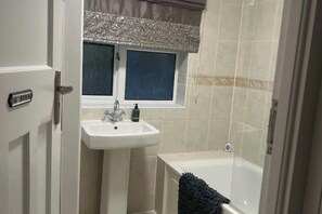 Hair dryer, towels, soap, toilet paper - 🏡 Spacious 4-Bed Home in Reading | Double Parking (Earley)