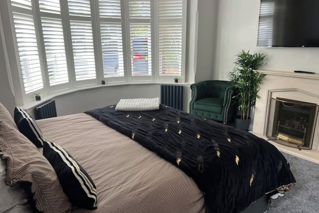 4 bedrooms, iron/ironing board, WiFi, bed sheets