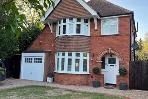 Exterior - 🏡 Spacious 4-Bed Home in Reading | Double Parking (Earley)