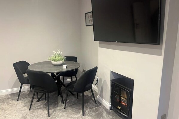 Dining - 🏡 Spacious 4-Bed Home in Reading | Double Parking (Earley)