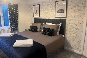 4 bedrooms, iron/ironing board, WiFi, bed sheets - 🏡 Spacious 4-Bed Home in Reading | Double Parking (Earley)