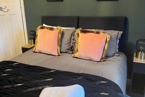 4 عدّة غرف نوم ومكواة/لوح كي وواي فاي وملاءات أسرّة