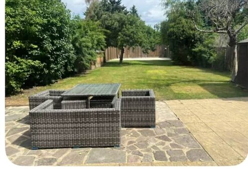 🏡 Spacious 4-Bed Home in Reading | Double Parking