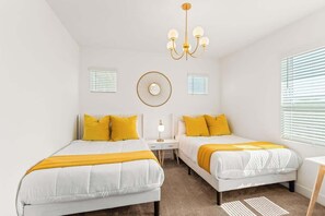 4 Schlafzimmer, Schreibtisch, Bügeleisen/Bügelbrett, Reisekinderbett