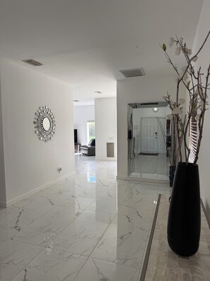 المنشأة من الداخل