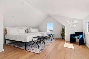 Tabla de planchar con plancha, wifi, ropa de cama