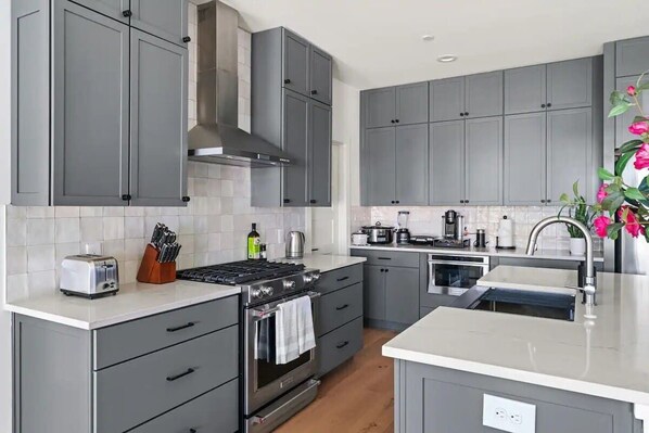 Frigorífico, microondas, horno y placa de cocina