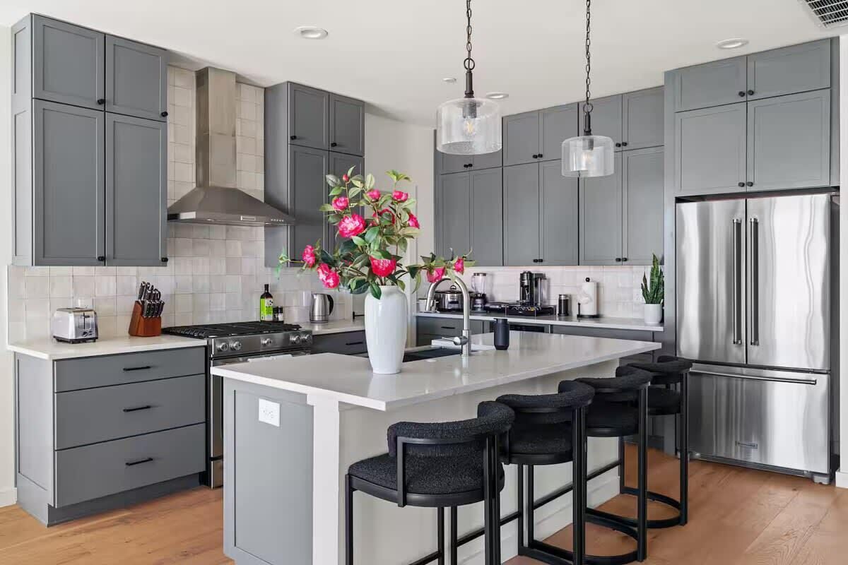 ثلاجة، ميكروويف، فرن، موقد طهي مسطح