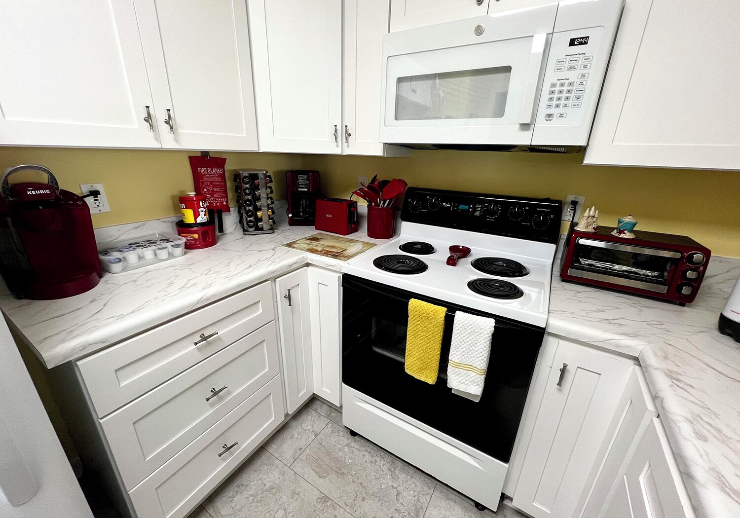 Køleskab, mikrobølgeovn, ovn, kogeplade