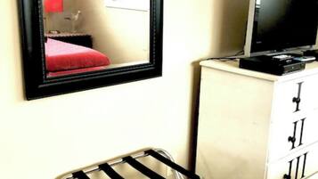 Tabla de planchar con plancha, wifi, ropa de cama