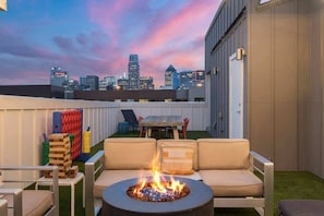 Outdoor dining - Designer Dallas Home, Rooftop, Kid Friendly Stay (Dallas)