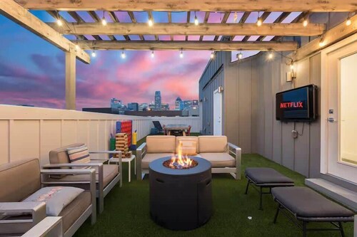 Designer Dallas Home, Rooftop, Kid Friendly Stay