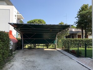 Apartamento, 2 quartos, varanda, vista para o jardim | Estacionamento | Estacionamento limitado