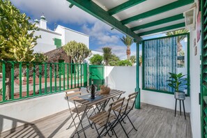 Outdoor dining - Vacation Apartment 'Real' with Private Terrace, Shared Garden and Wi-Fi (Playa Blanca)