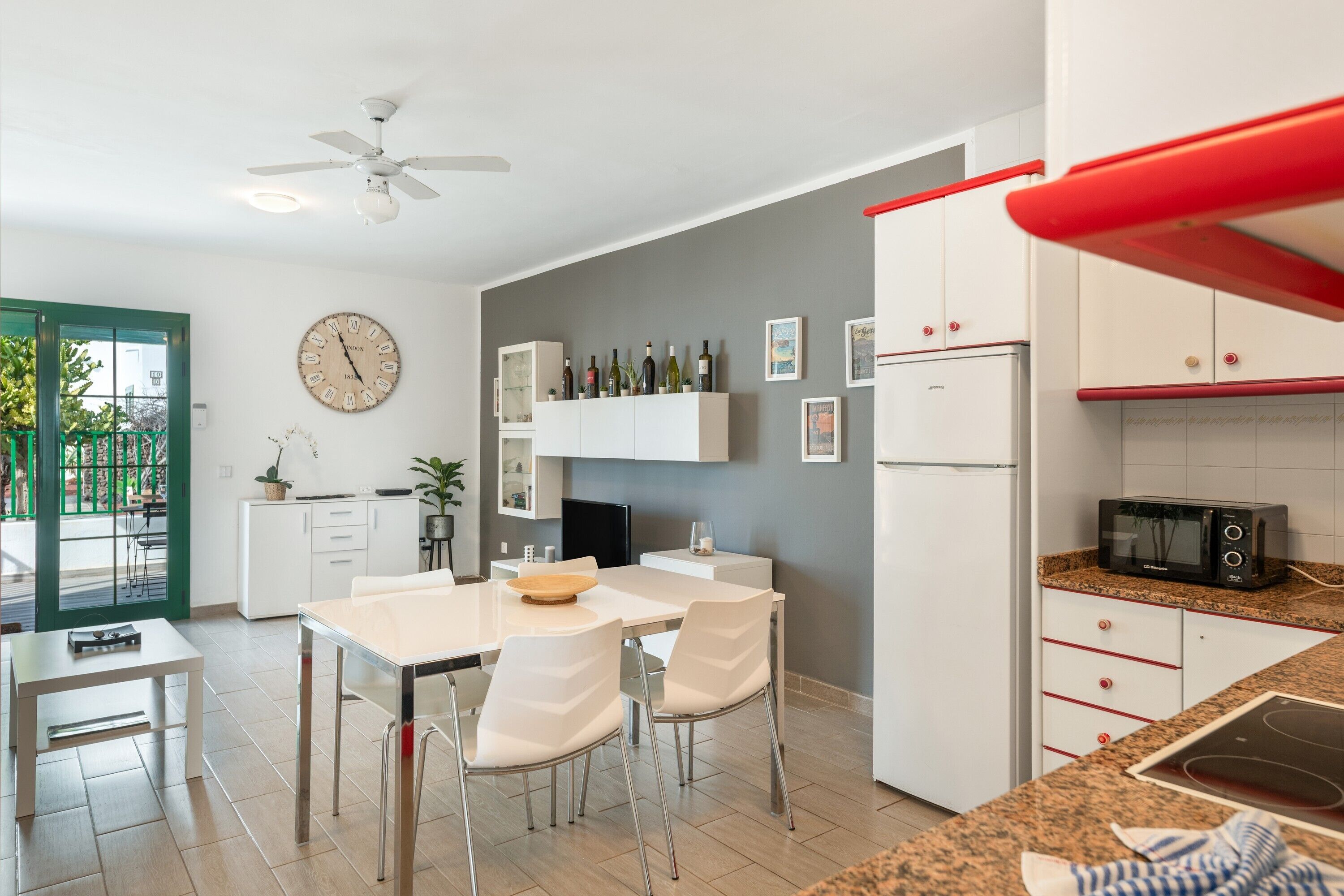 Frigorifero, microonde, piano cottura, macchina per tè/caffè