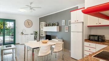 Frigorifero, microonde, piano cottura, macchina per tè/caffè