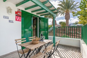 Outdoor dining - Vacation Apartment 'Real' with Private Terrace, Shared Garden and Wi-Fi (Playa Blanca)