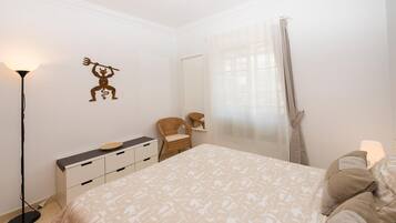 Een strijkplank/strijkijzer, wifi, beddengoed