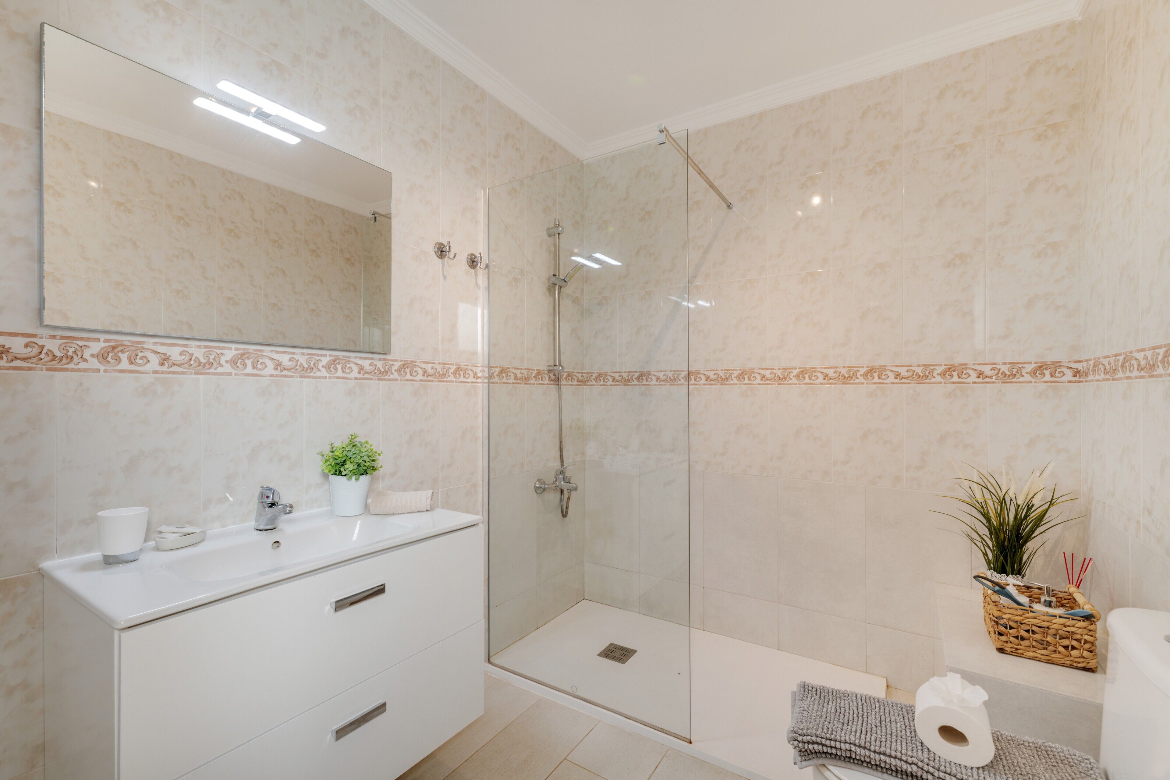 Douche, sèche-cheveux, serviettes fournies