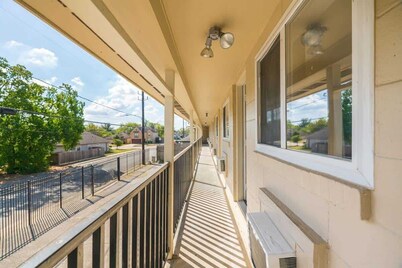 Homey 1-Bedroom APT w/ Queen Bed & Bath