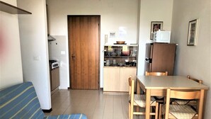 Appartement, 1 slaapkamer, balkon, uitzicht op zee | Dineerruimte