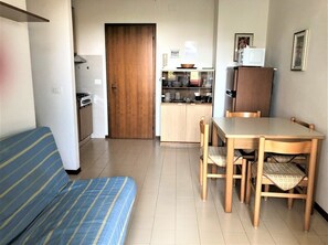 Apartamento, 1 habitación, balcón, vistas al mar | Comedor