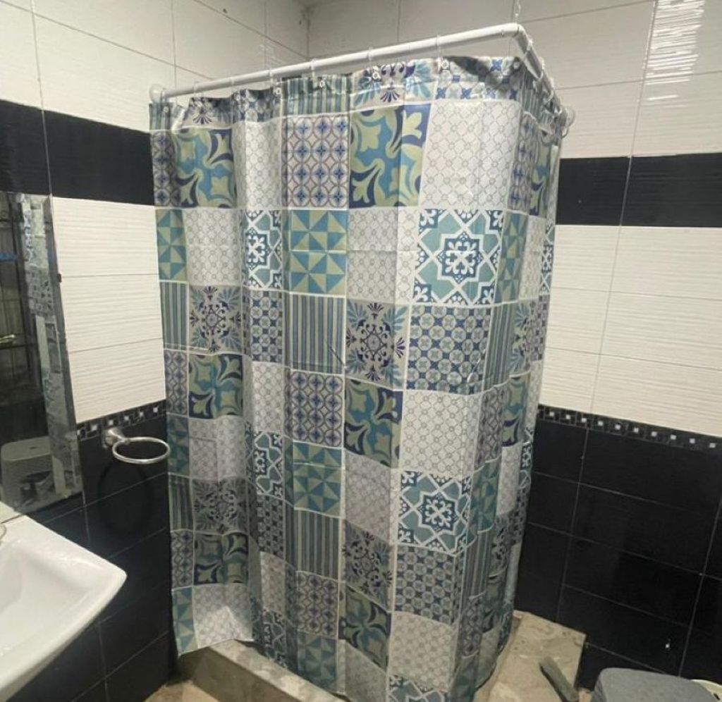 Douche, serviettes fournies, savon, papier toilette