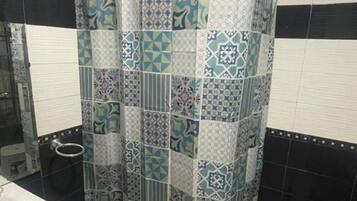 Douche, serviettes fournies, savon, papier toilette