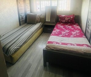 3 عدّة غرف نوم وواي فاي وملاءات أسرّة