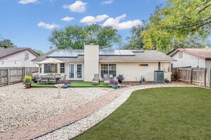 Exterior - Cozy 3-BR House, Piano, Outdoor Grill, Sleeps 6 (San Antonio)