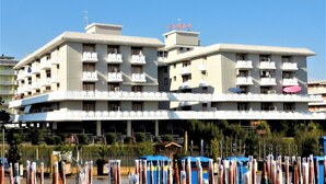 Un hôtel à plusieurs étages, doté de balcons et de climatiseurs.