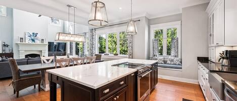 Kühlschrank, Mikrowelle, Ofen, Geschirrspüler