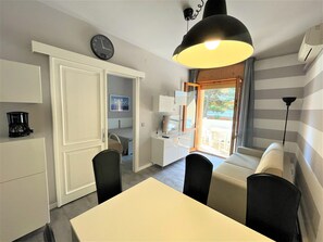 Apartment, 1 Schlafzimmer, Balkon, Stadtblick | Wohnzimmer