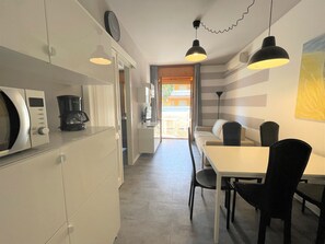 Leilighet, 1 soverom, balkong, byutsikt | Spisestue