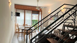 Apartment, 2 Bedrooms, Patio, Garden View | Ruang tamu