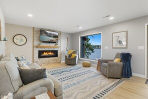 Smart TV, fireplace, DVD player - Private Lakefront | Hot Tub + Dock + 180° Views (Sunrise Beach)