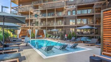 Una piscina al aire libre, una piscina climatizada