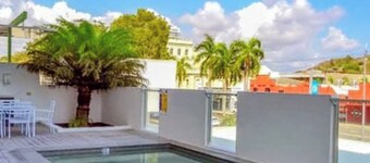 City Convenience in Modern Townsville Apartment