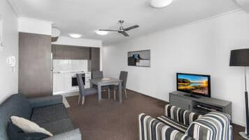 Apartment, 1 Bedroom, Accessible, Smoking | Living room | Books